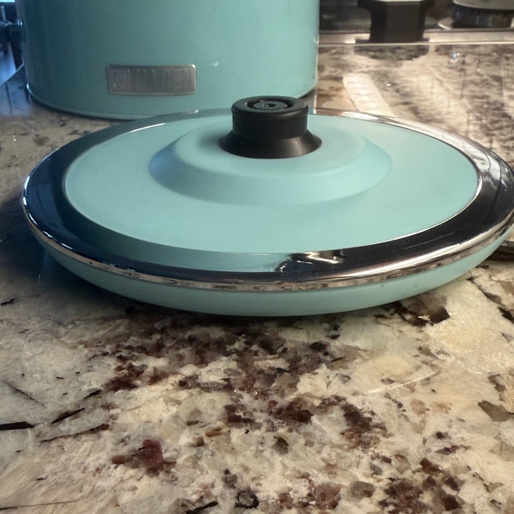 Hayden Retro-Style Electric Kettle in Teal with Chrome Accents - Picture 3 of 4